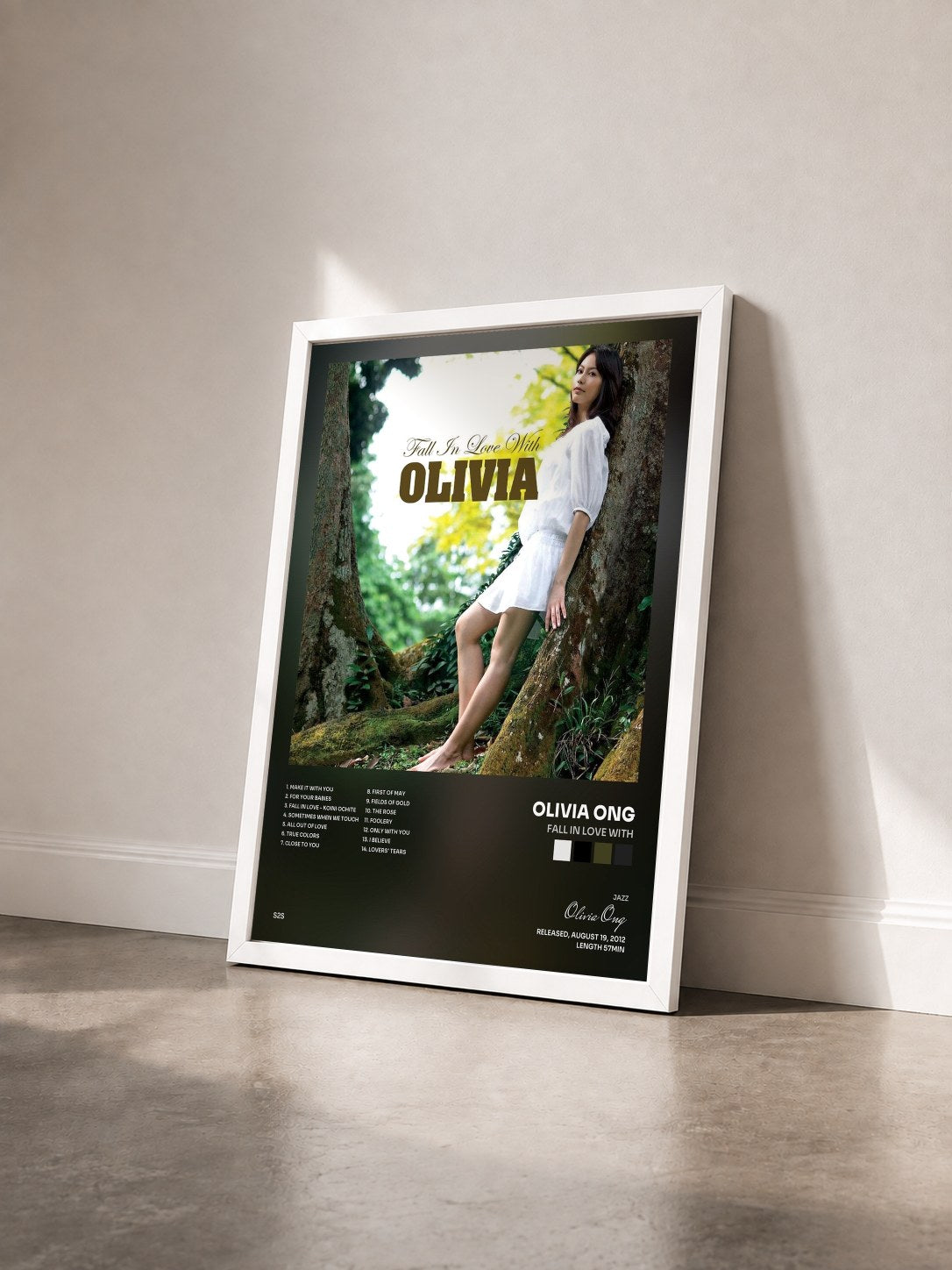 #blanc Tableau de l'album Fall in Love With de Olivia Ong vu de trois quarts, cadre blanc