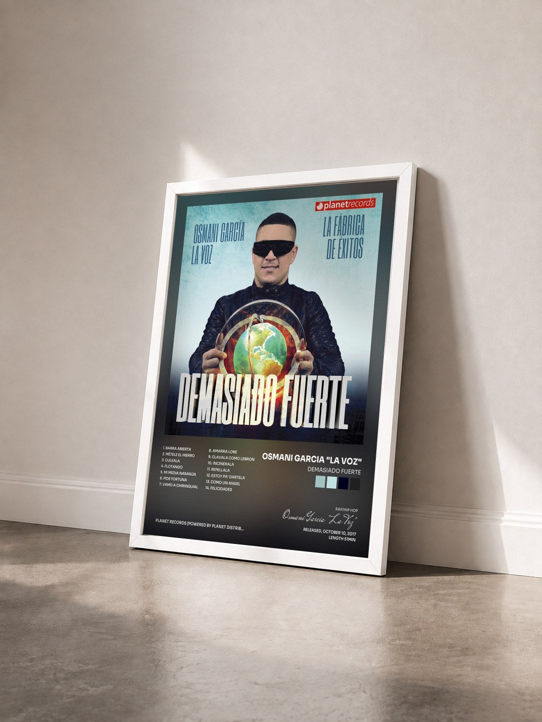 #blanc Tableau de l'album Demasiado Fuerte de Osmani Garcia "La Voz" vu de trois quarts, cadre blanc