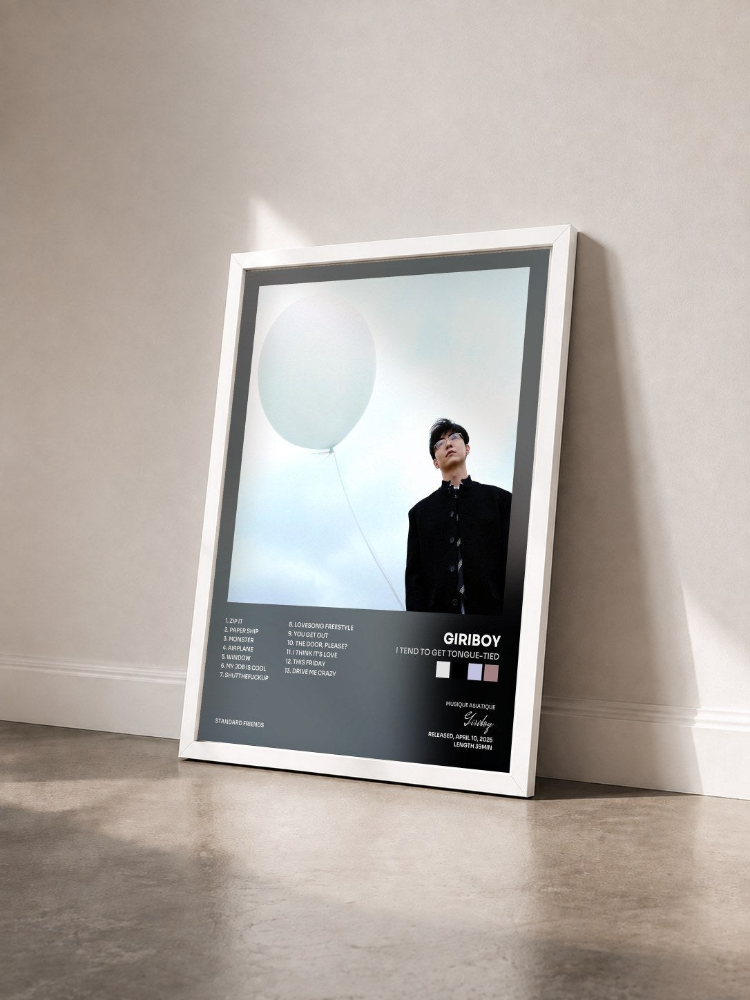 #blanc Tableau de l'album I Tend to Get Tongue-tied de Giriboy vu de trois quarts, cadre blanc