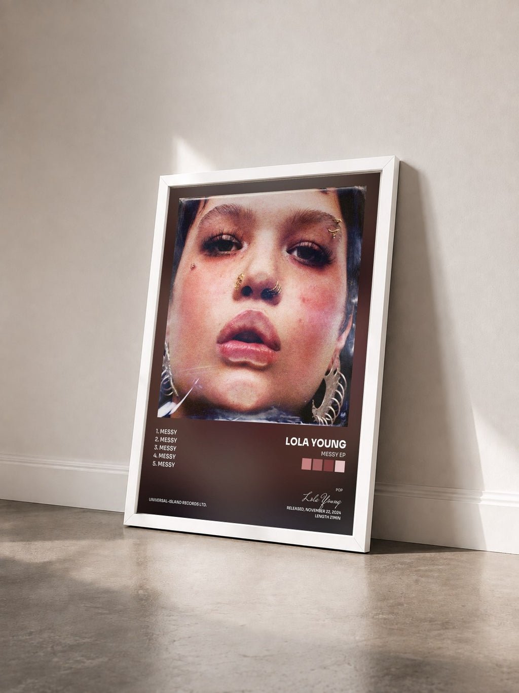 #blanc Tableau de l'album Messy EP de Lola Young vu de trois quarts, cadre blanc