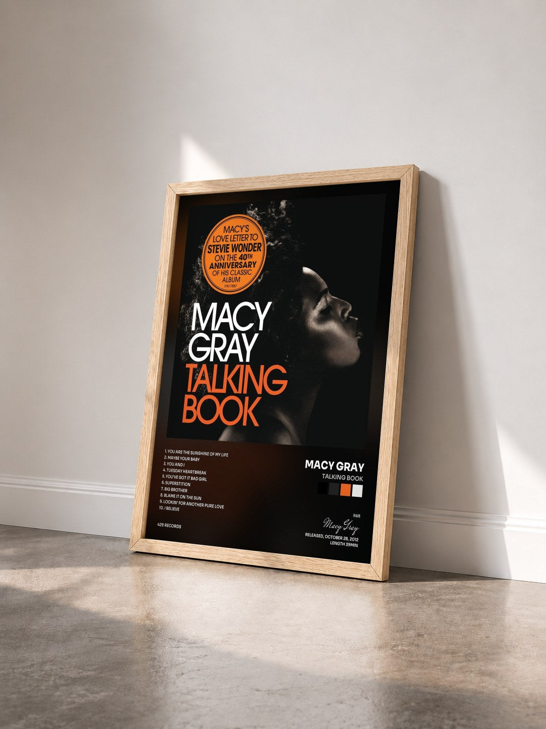 #bois Tableau de l'album Talking Book de Macy Gray vu de trois quarts, cadre en bois brut