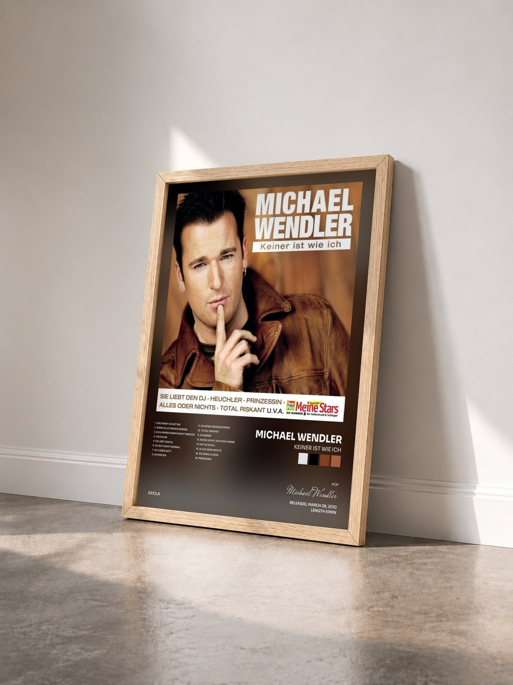 #bois Tableau de l'album Keiner ist wie ich de Michael Wendler vu de trois quarts, cadre en bois brut