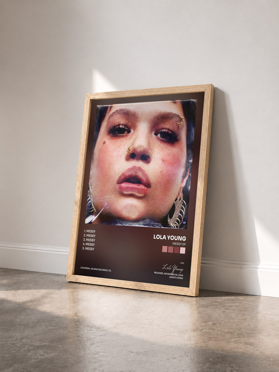 #bois Tableau de l'album Messy EP de Lola Young vu de trois quarts, cadre en bois brut