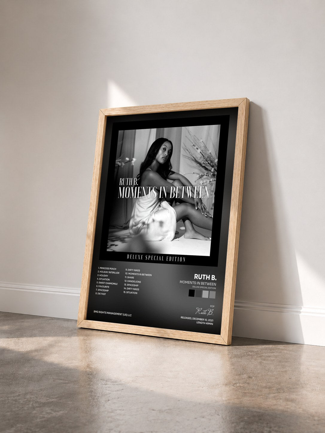 #bois Tableau de l'album Moments in Between (Deluxe Special Edition) de Ruth B. vu de trois quarts, cadre en bois brut