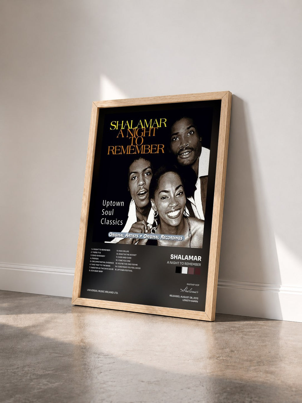 #bois Tableau de l'album A Night To Remember de Shalamar vu de trois quarts, cadre en bois brut