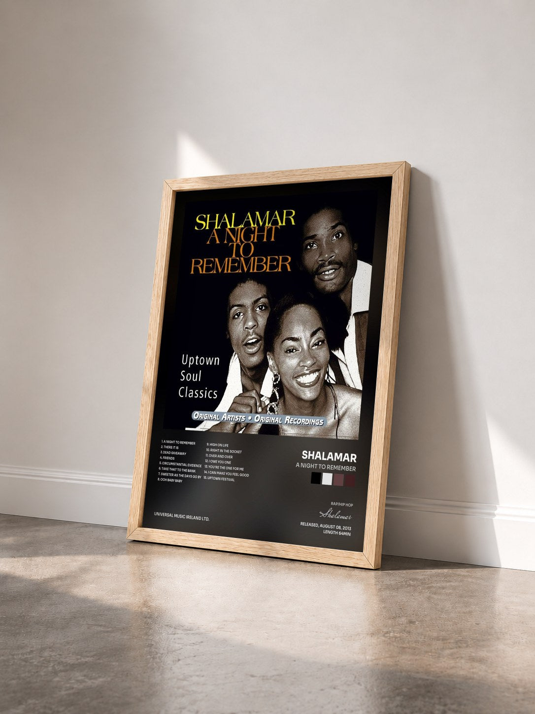 #bois Tableau de l'album A Night To Remember de Shalamar vu de trois quarts, cadre en bois brut