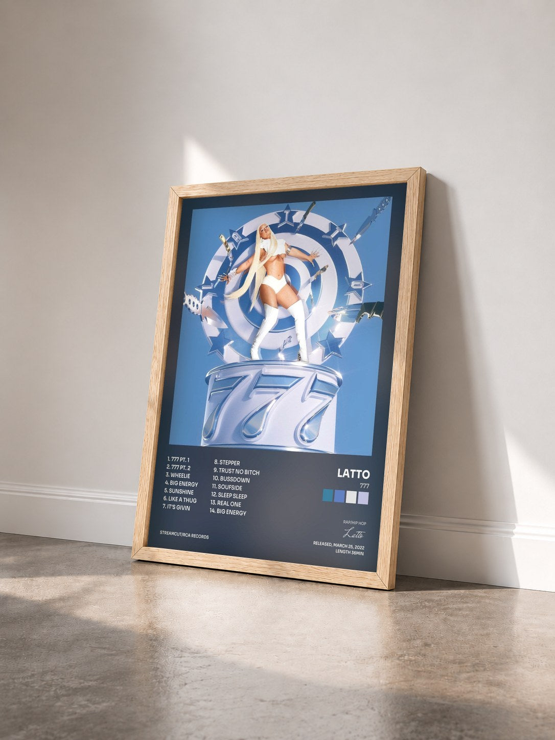 #bois Tableau de l'album 777 de Latto vu de trois quarts, cadre en bois brut