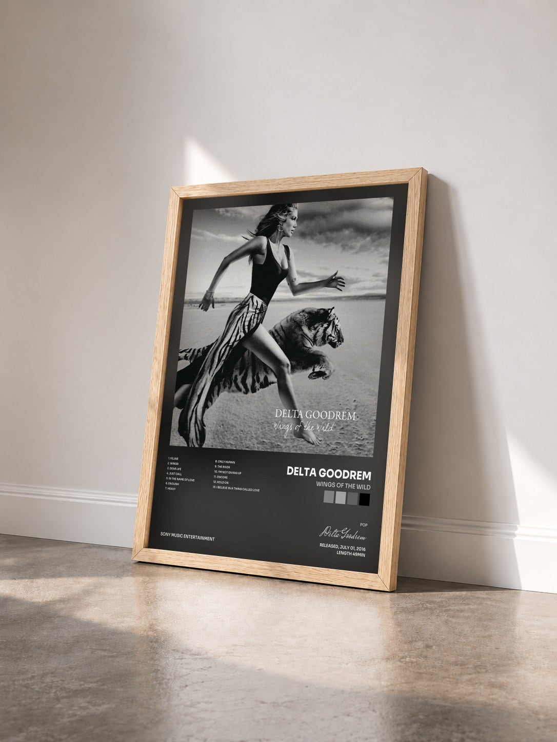 #bois Tableau de l'album Wings of the Wild de Delta Goodrem vu de trois quarts, cadre en bois brut