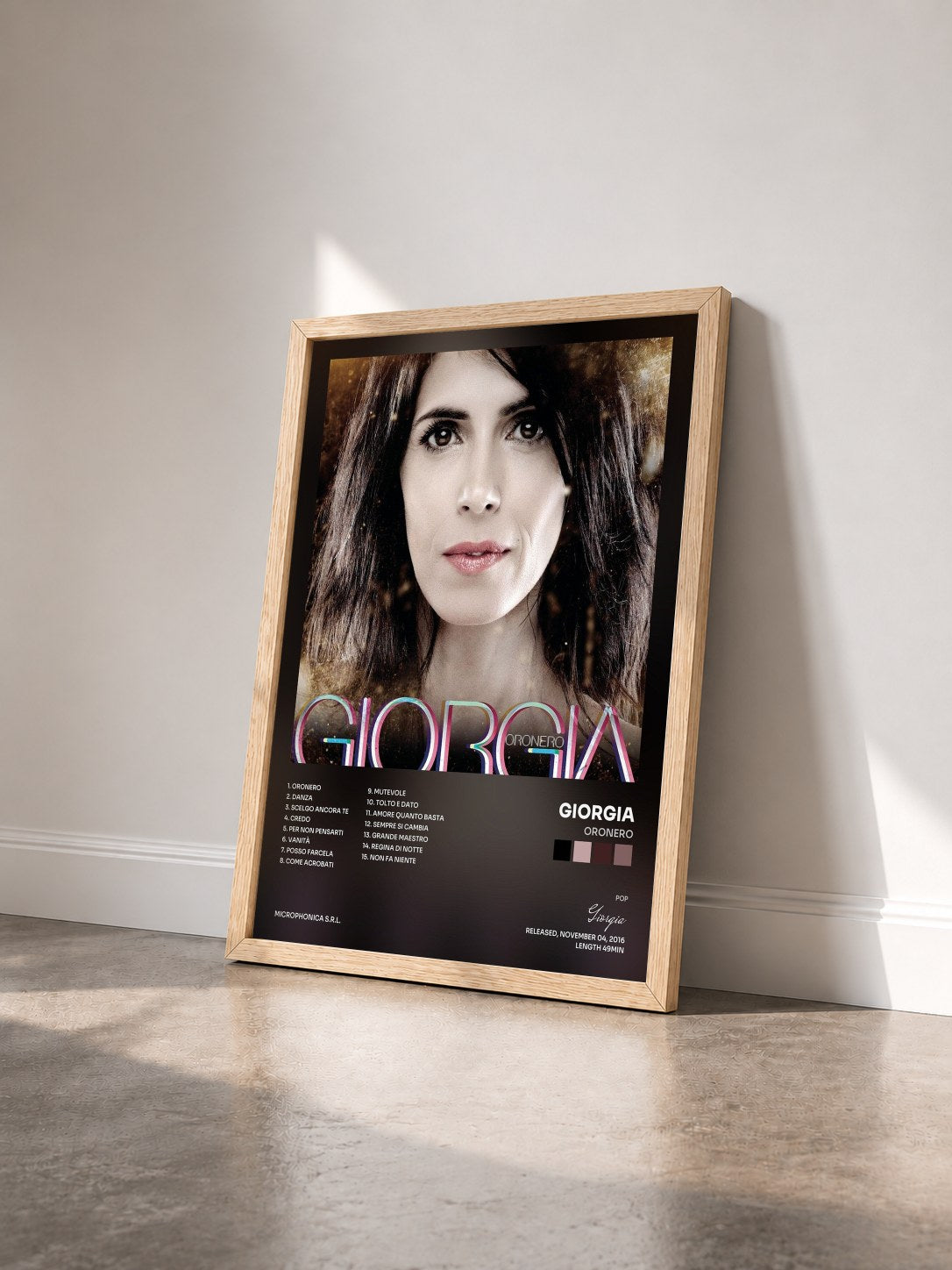 #bois Tableau de l'album Oronero de Giorgia vu de trois quarts, cadre en bois brut