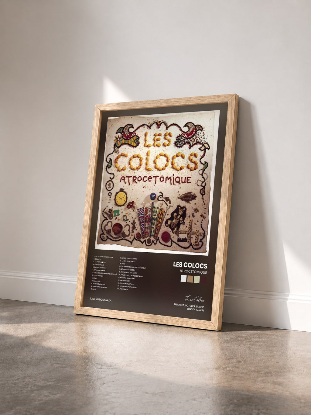 #bois Tableau de l'album Atrocetomique de Les Colocs vu de trois quarts, cadre en bois brut