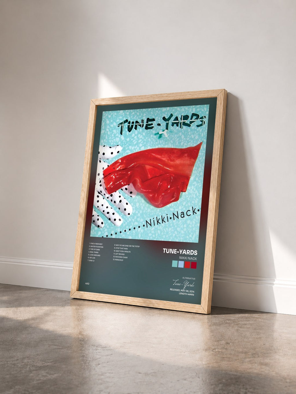 #bois Tableau de l'album Nikki Nack de Tune-Yards vu de trois quarts, cadre en bois brut