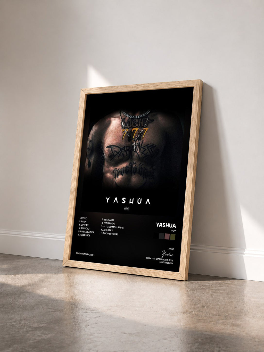 #bois Tableau de l'album 777 de Yashua vu de trois quarts, cadre en bois brut