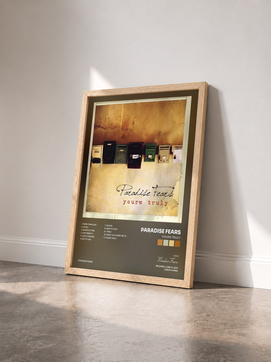 #bois Tableau de l'album Yours Truly de Paradise Fears vu de trois quarts, cadre en bois brut