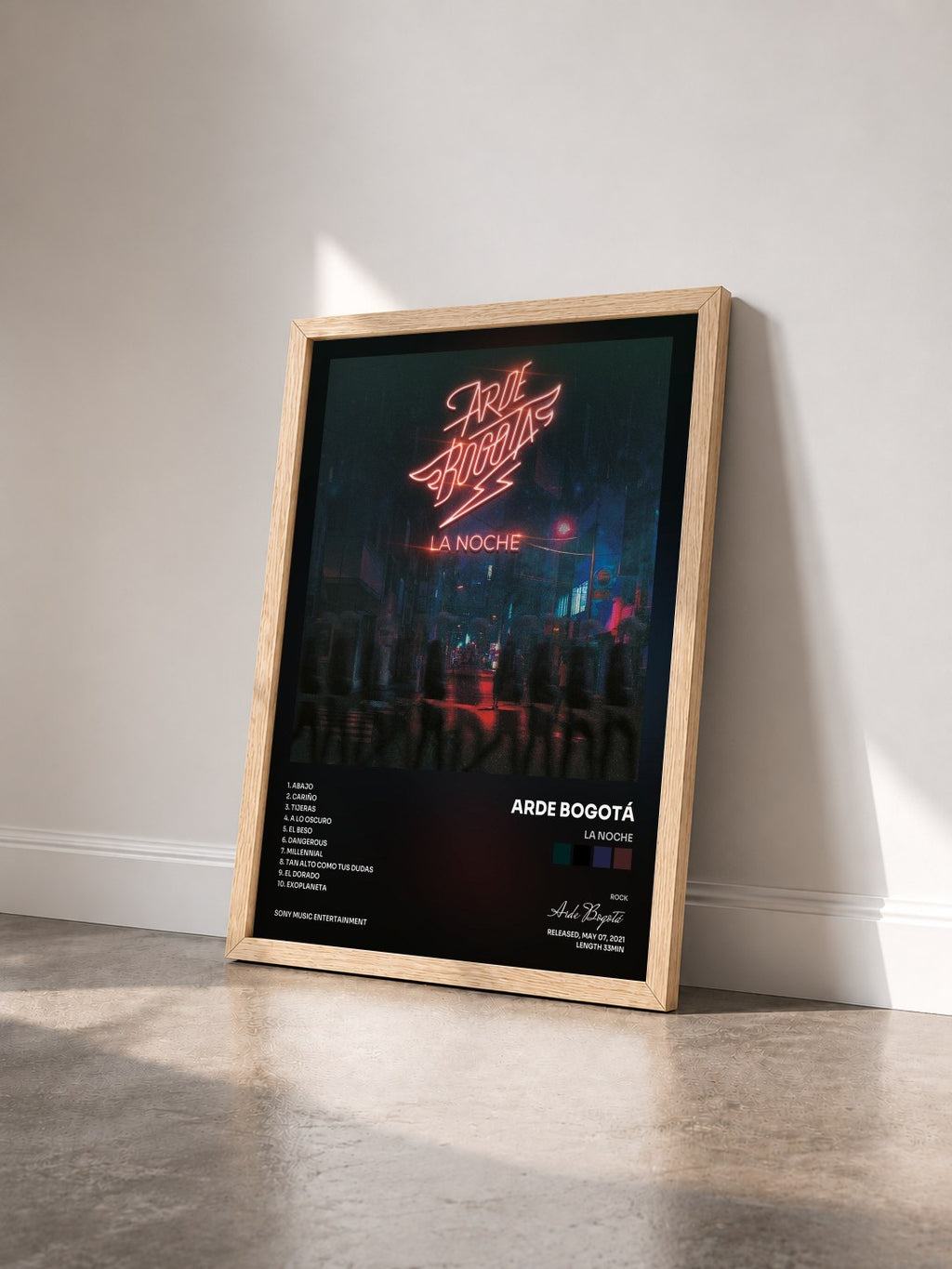 #bois Tableau de l'album LA NOCHE de Arde Bogotá vu de trois quarts, cadre en bois brut