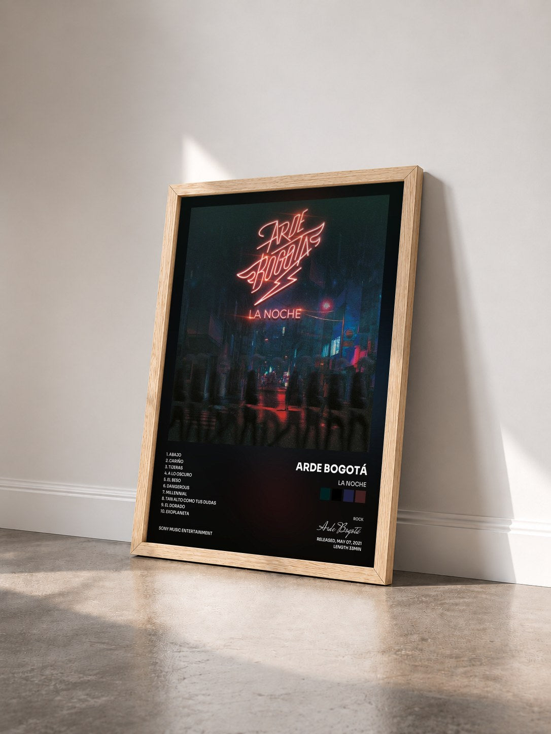 #bois Tableau de l'album LA NOCHE de Arde Bogotá vu de trois quarts, cadre en bois brut