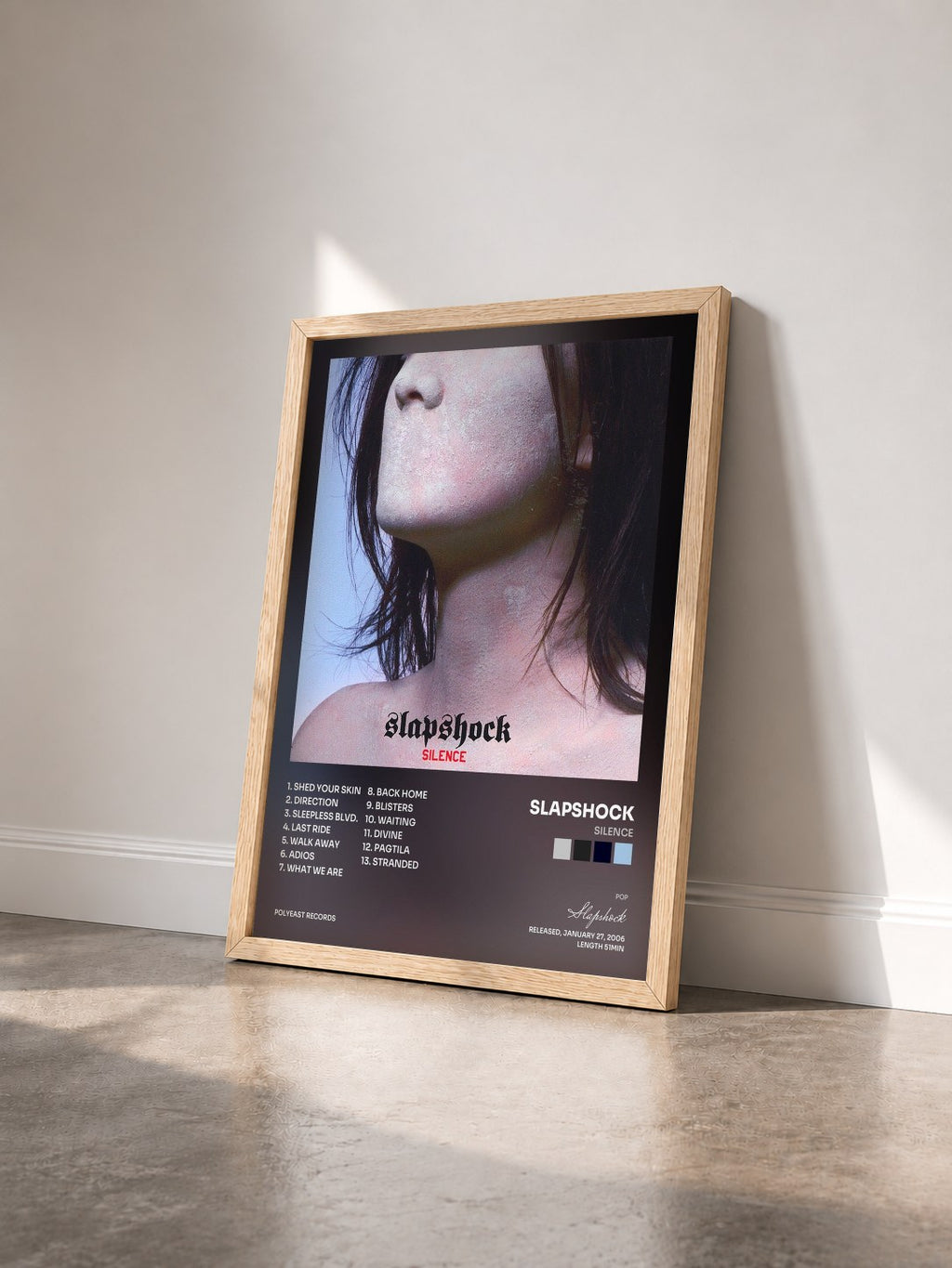 #bois Tableau de l'album Silence de Slapshock vu de trois quarts, cadre en bois brut