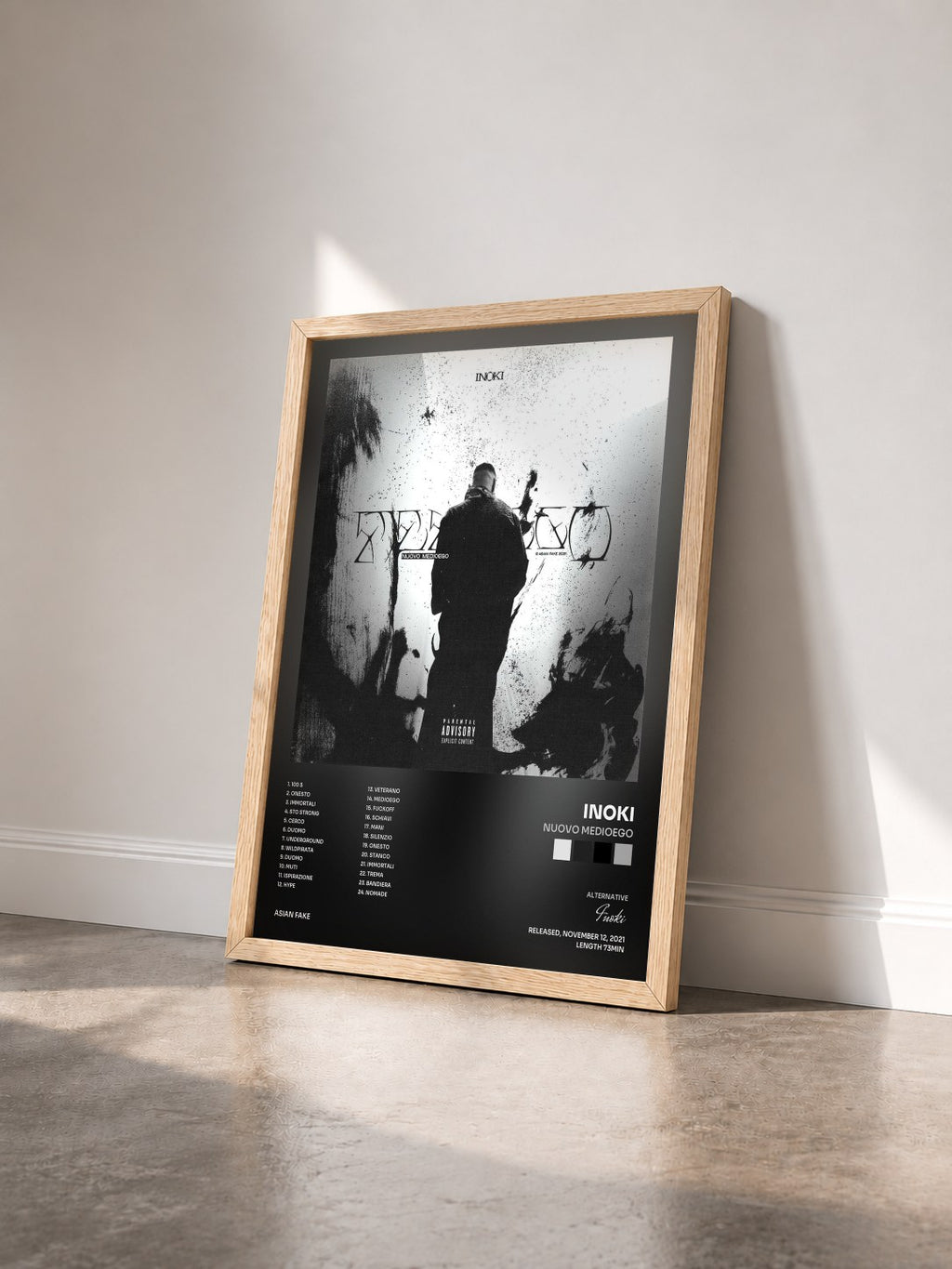 #bois Tableau de l'album NUOVO MEDIOEGO de Inoki vu de trois quarts, cadre en bois brut
