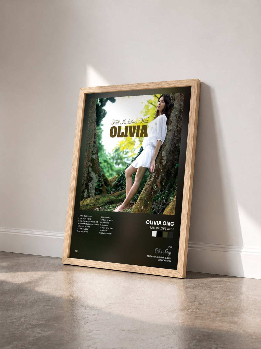 #bois Tableau de l'album Fall in Love With de Olivia Ong vu de trois quarts, cadre en bois brut