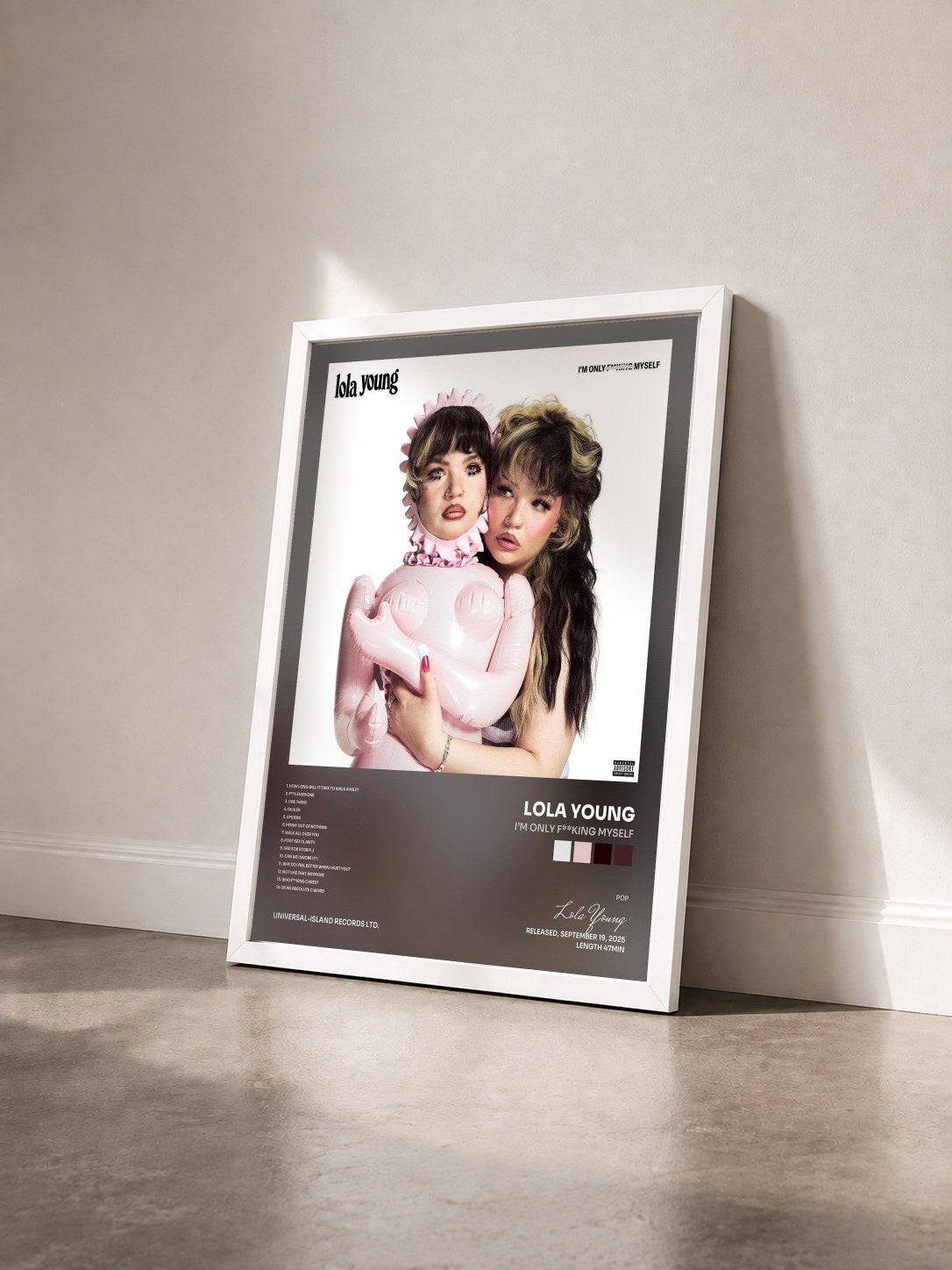 #blanc Tableau de l'album I’m Only F**king Myself de Lola Young vu de trois quarts, cadre blanc