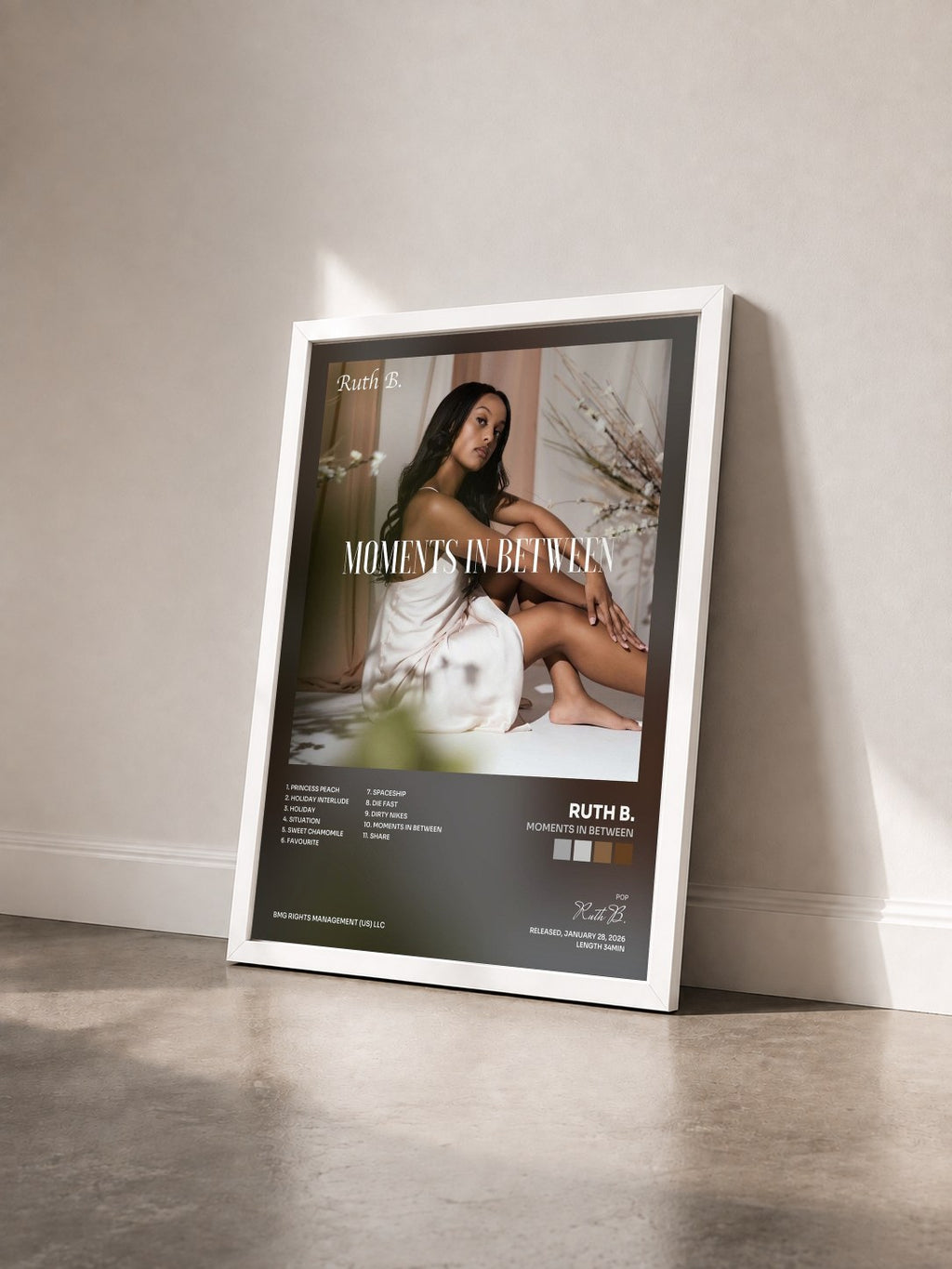 #blanc Tableau de l'album Moments in Between de Ruth B. vu de trois quarts, cadre blanc