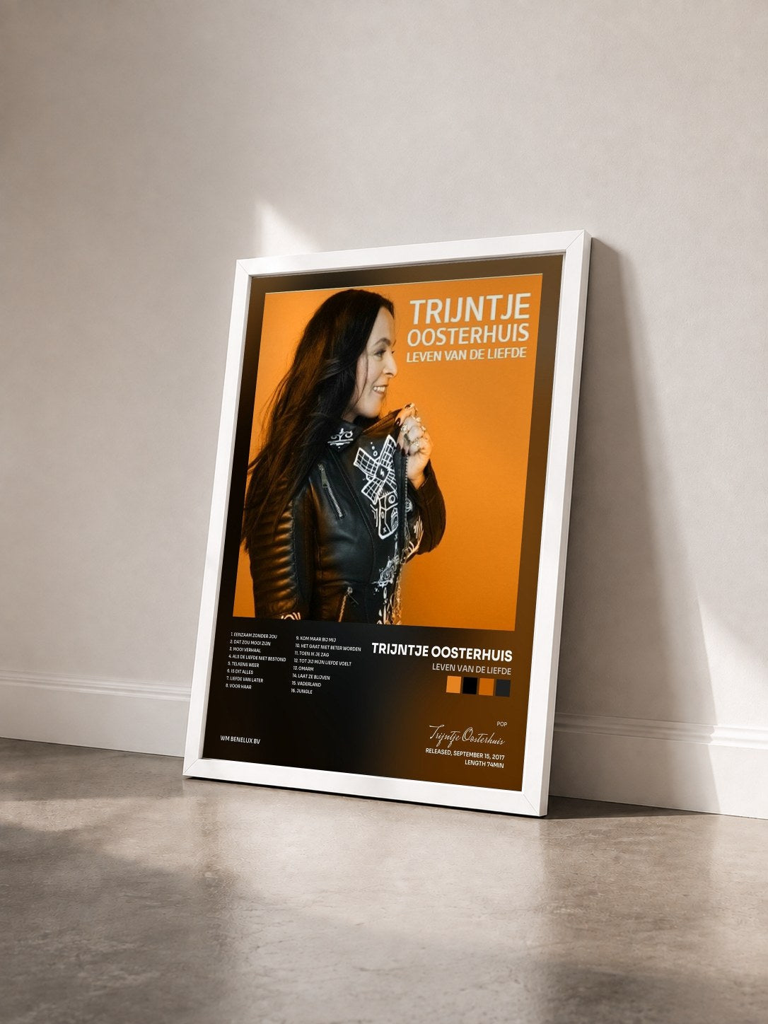 #blanc Tableau de l'album Leven Van De Liefde de Trijntje Oosterhuis vu de trois quarts, cadre blanc