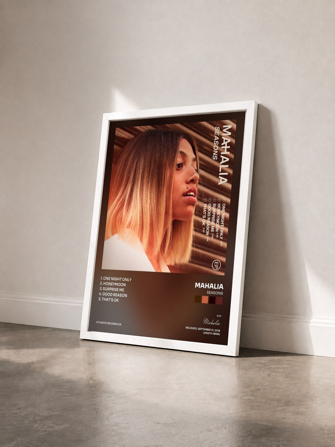 #blanc Tableau de l'album Seasons de Mahalia vu de trois quarts, cadre blanc