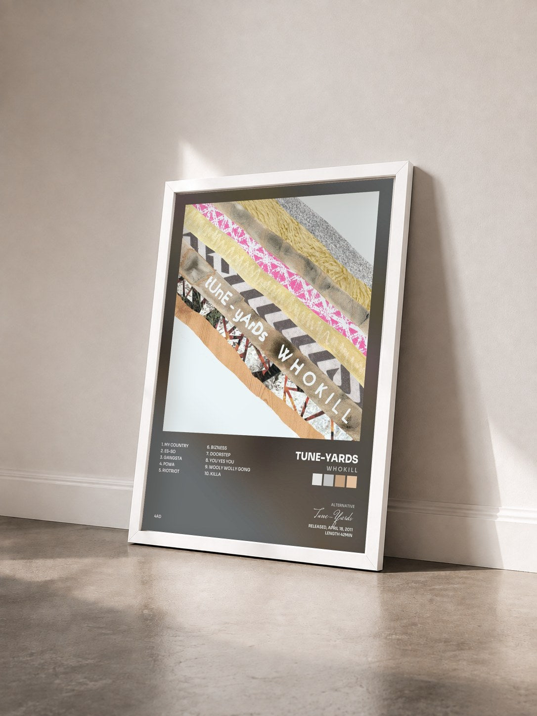 #blanc Tableau de l'album W H O K I L L de Tune-Yards vu de trois quarts, cadre blanc