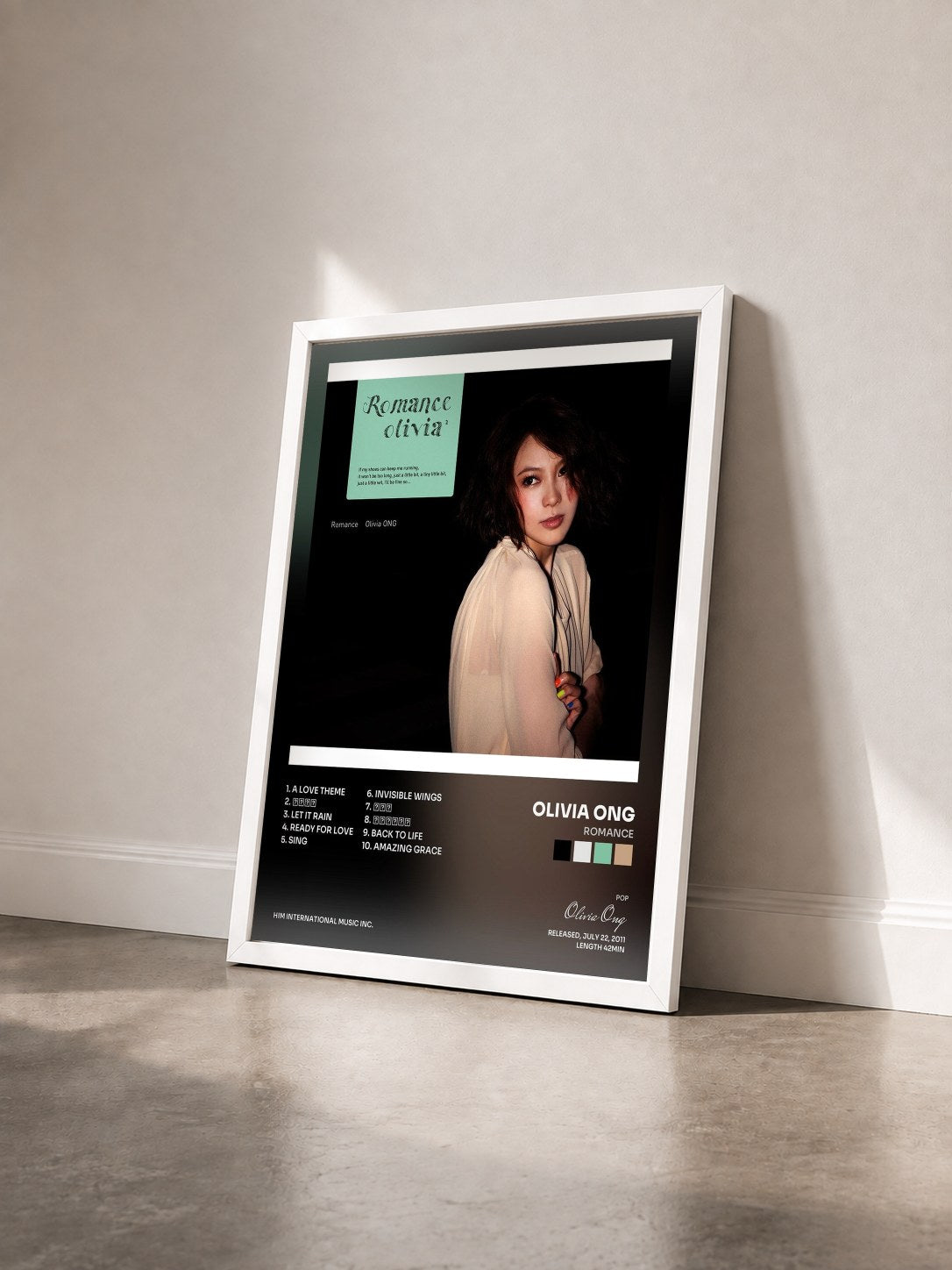 #blanc Tableau de l'album Romance de Olivia Ong vu de trois quarts, cadre blanc