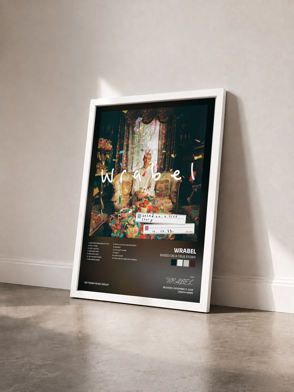 #blanc Tableau de l'album based on a true story de WRABEL vu de trois quarts, cadre blanc