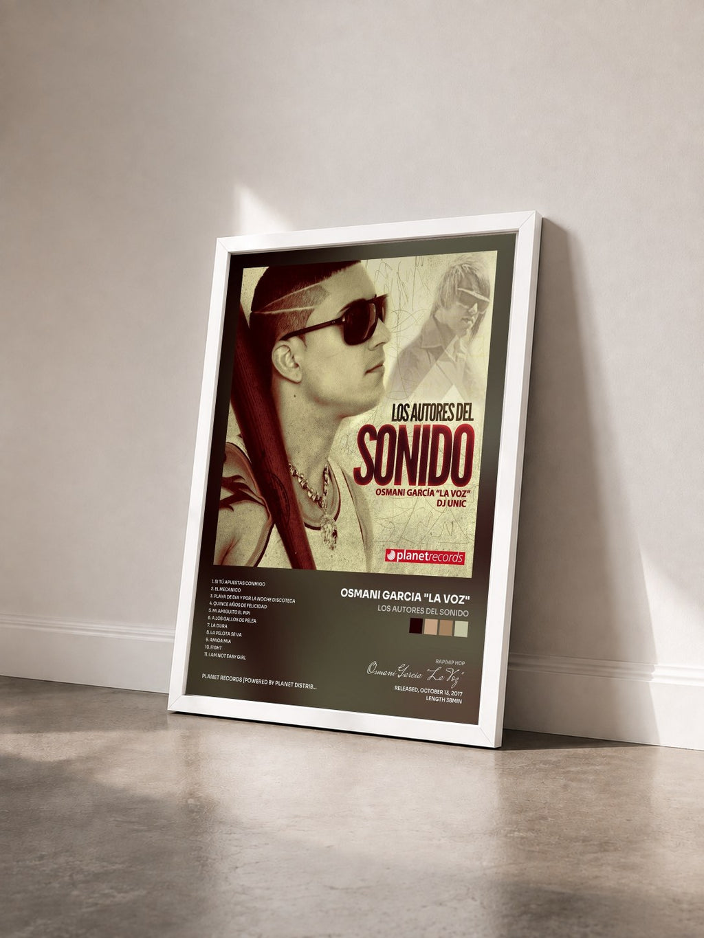 #blanc Tableau de l'album Los Autores Del Sonido de Osmani Garcia "La Voz" vu de trois quarts, cadre blanc