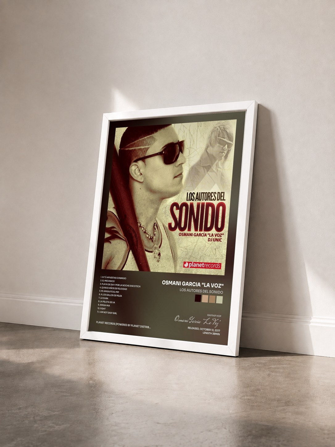 #blanc Tableau de l'album Los Autores Del Sonido de Osmani Garcia "La Voz" vu de trois quarts, cadre blanc