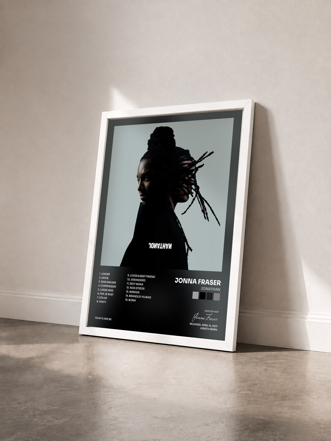 #blanc Tableau de l'album Jonathan de Jonna Fraser vu de trois quarts, cadre blanc