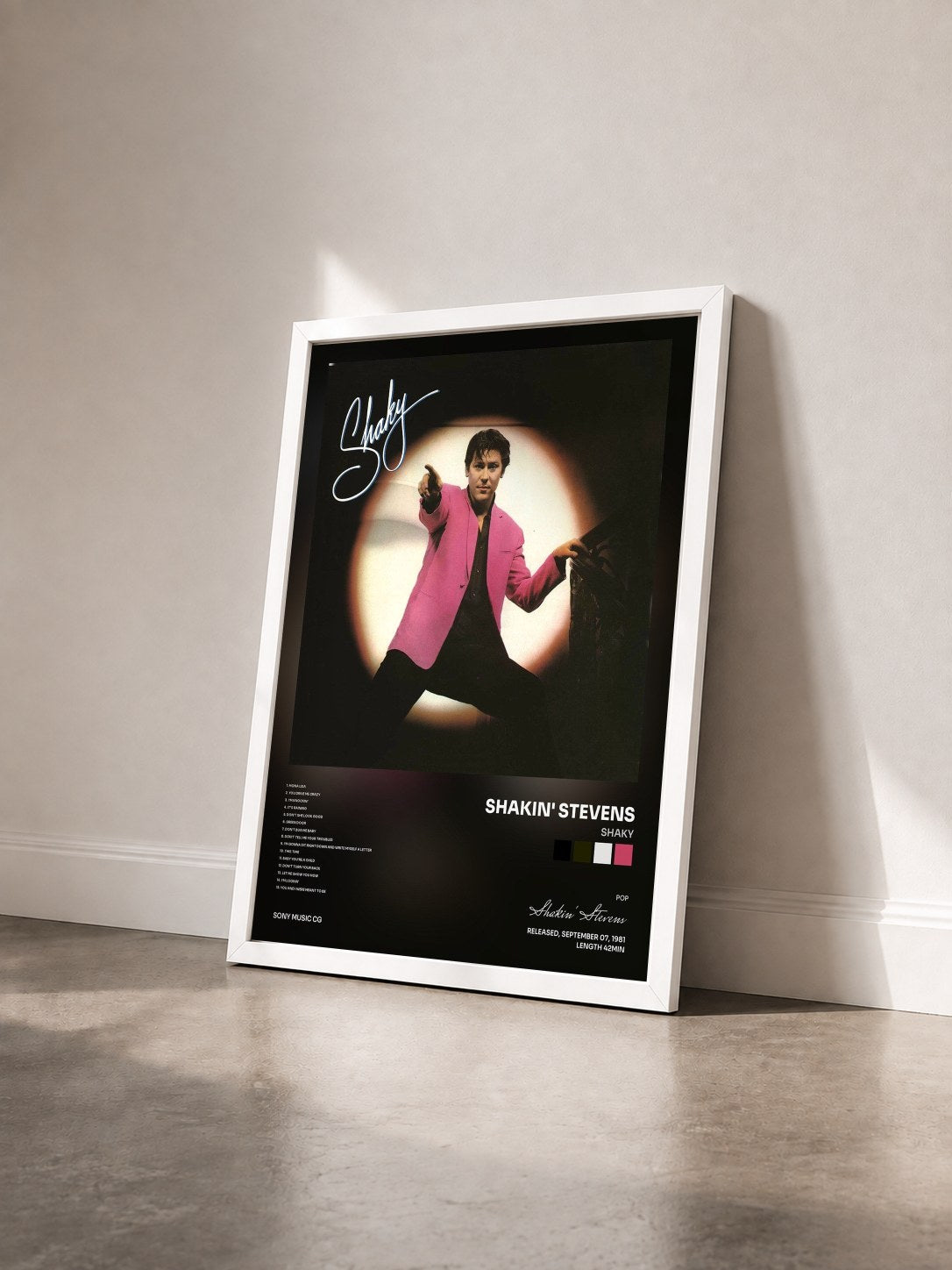 #blanc Tableau de l'album Shaky de Shakin' Stevens vu de trois quarts, cadre blanc