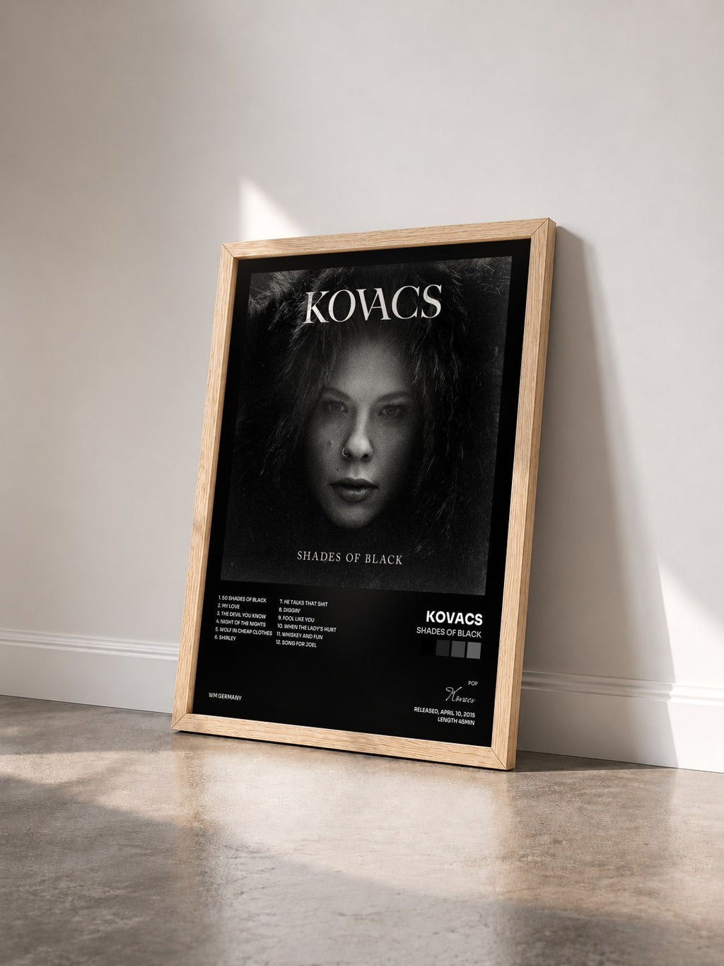 #bois Tableau de l'album Shades of Black de Kovacs vu de trois quarts, cadre en bois brut