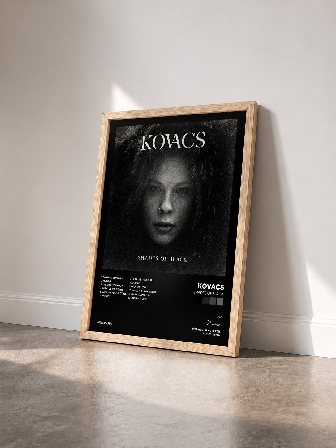#bois Tableau de l'album Shades of Black de Kovacs vu de trois quarts, cadre en bois brut