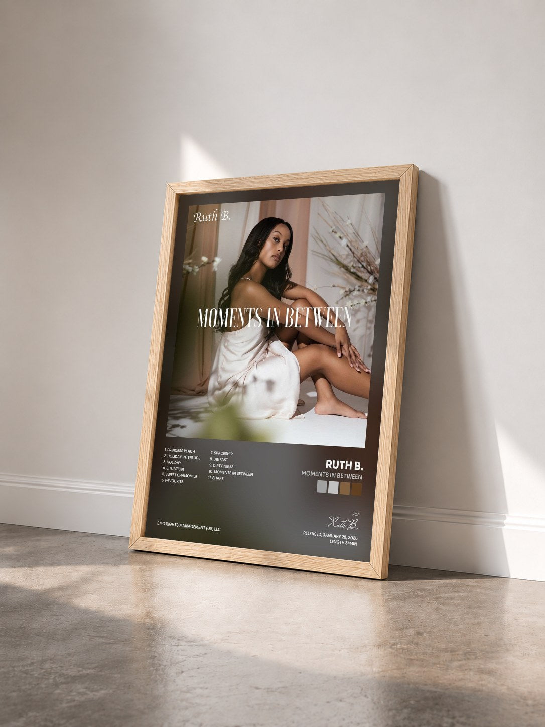 #bois Tableau de l'album Moments in Between de Ruth B. vu de trois quarts, cadre en bois brut
