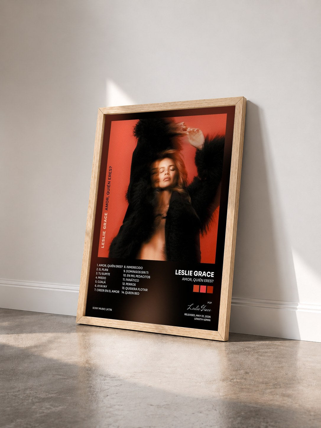 #bois Tableau de l'album AMOR, QUIÉN ERES? de Leslie Grace vu de trois quarts, cadre en bois brut
