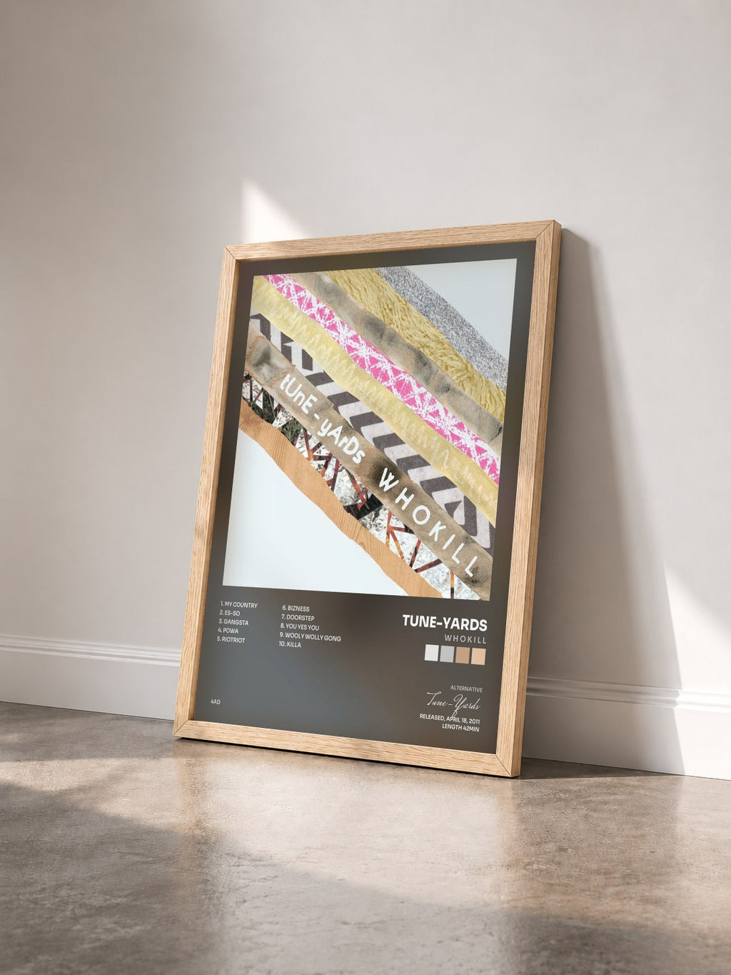 #bois Tableau de l'album W H O K I L L de Tune-Yards vu de trois quarts, cadre en bois brut