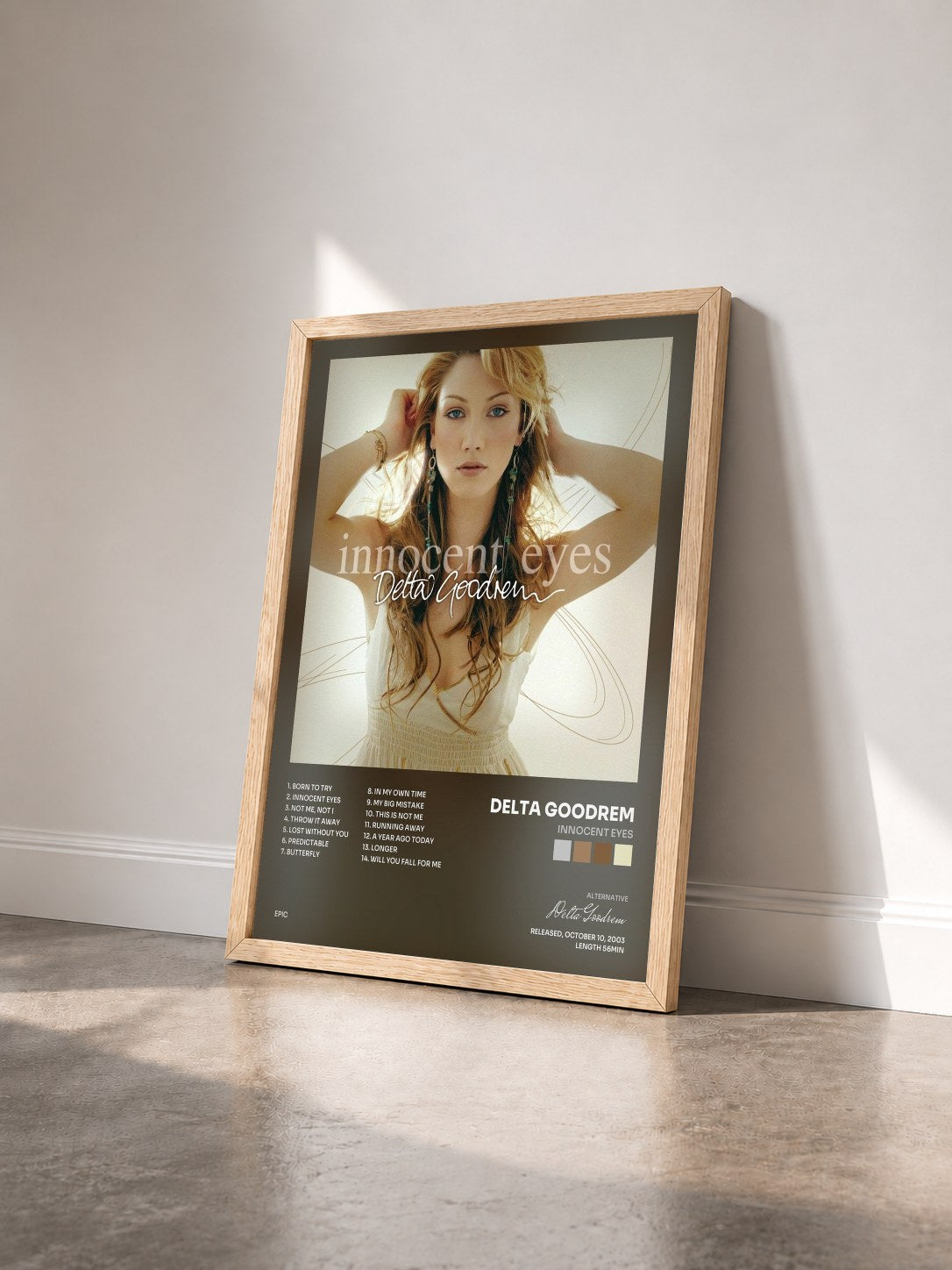 #bois Tableau de l'album Innocent Eyes de Delta Goodrem vu de trois quarts, cadre en bois brut