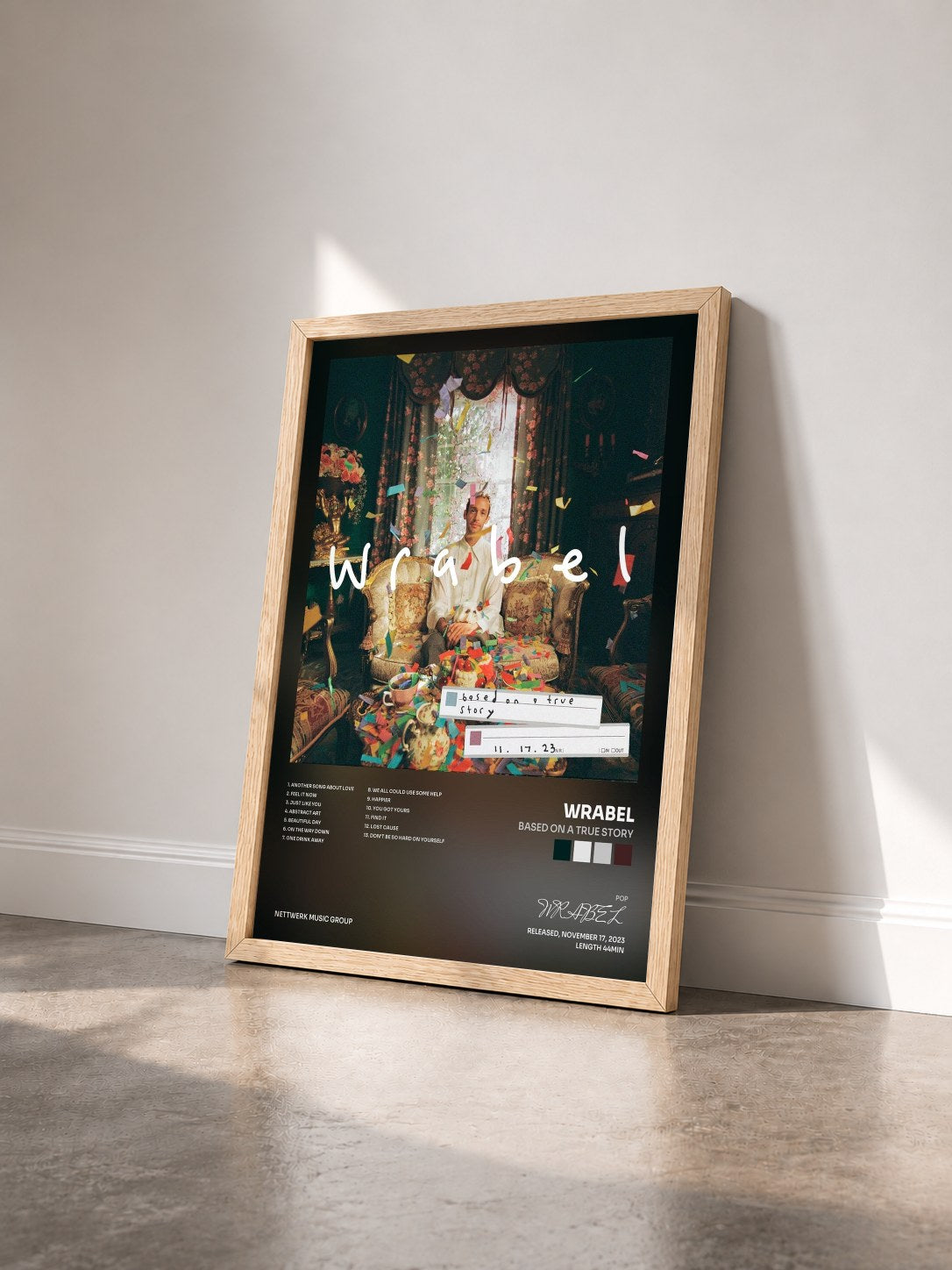 #bois Tableau de l'album based on a true story de WRABEL vu de trois quarts, cadre en bois brut