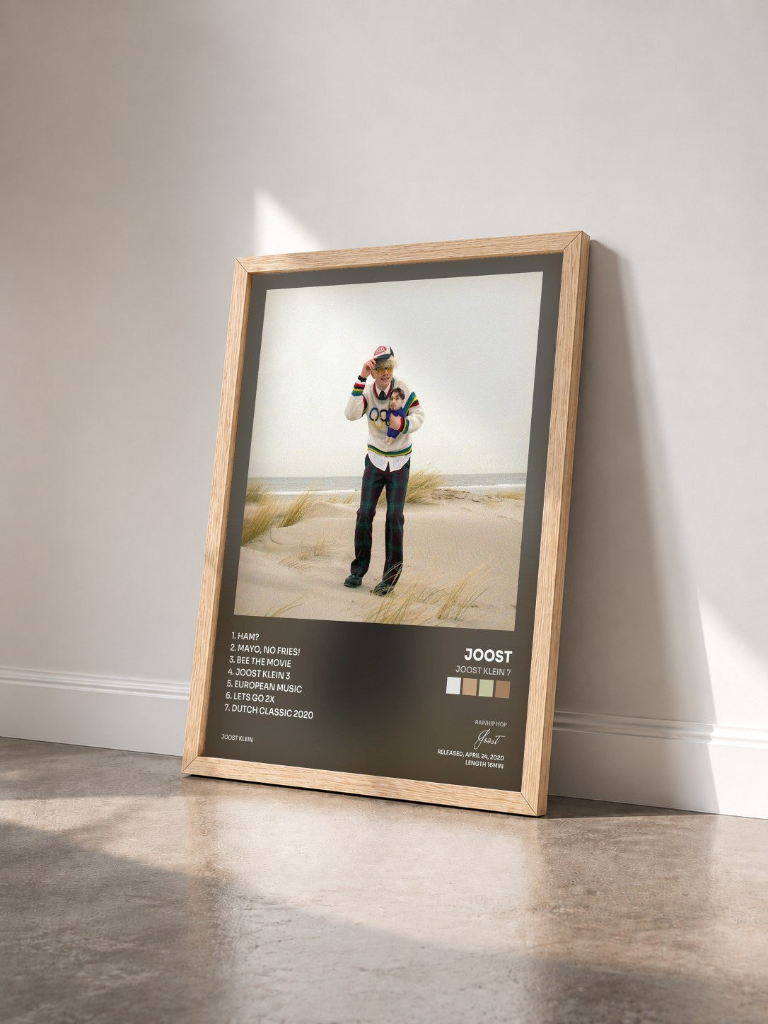 #bois Tableau de l'album Joost Klein 7 de Joost vu de trois quarts, cadre en bois brut