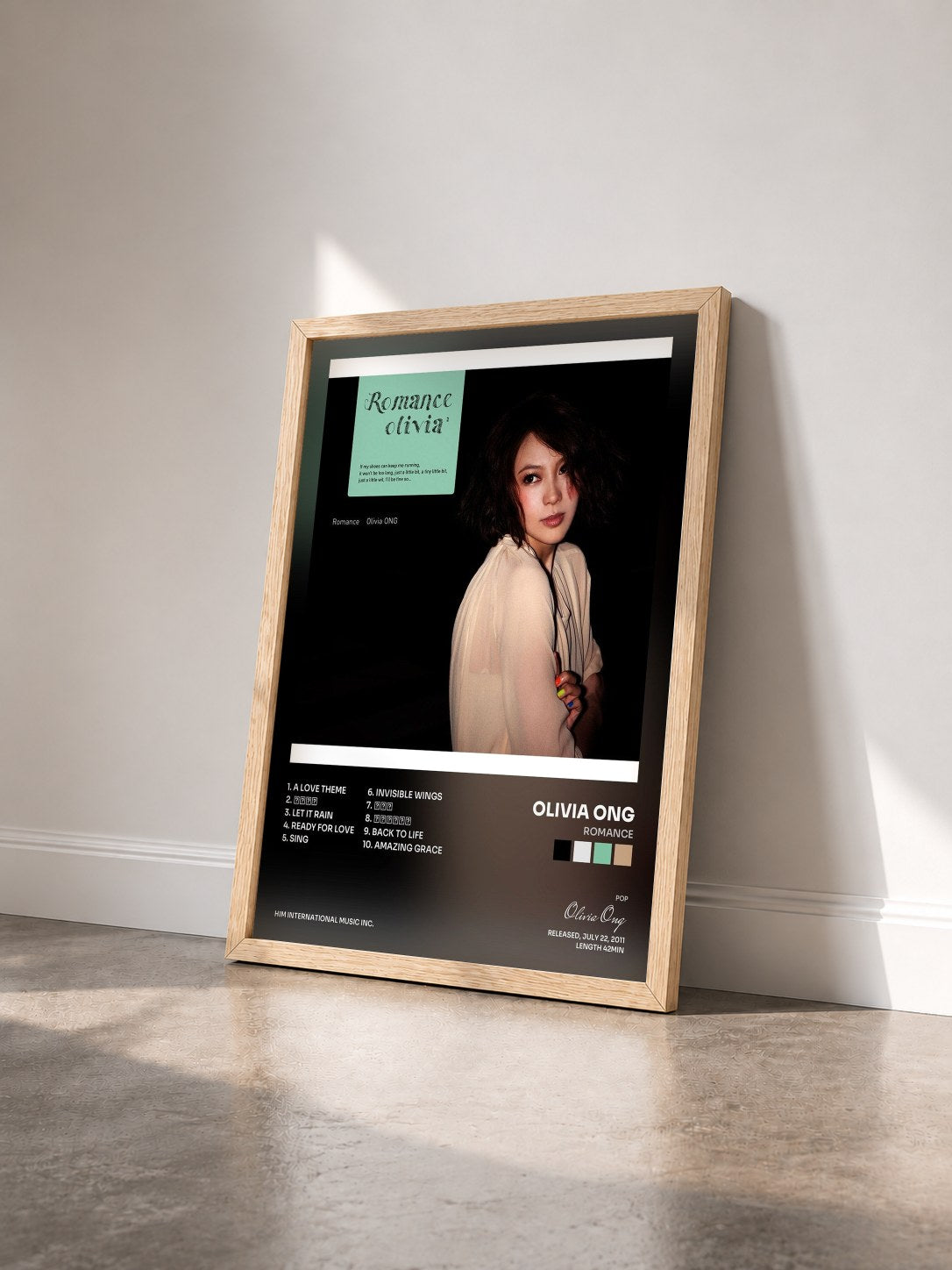 #bois Tableau de l'album Romance de Olivia Ong vu de trois quarts, cadre en bois brut