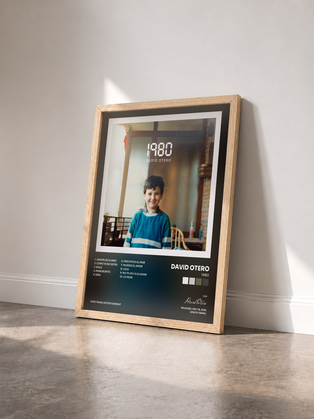 #bois Tableau de l'album 1980 de David Otero vu de trois quarts, cadre en bois brut
