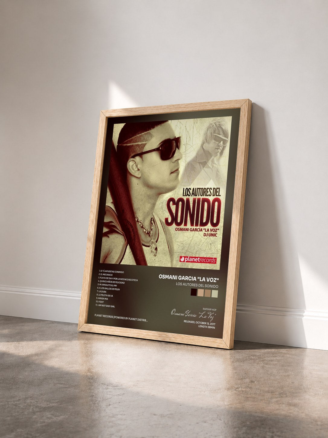 #bois Tableau de l'album Los Autores Del Sonido de Osmani Garcia "La Voz" vu de trois quarts, cadre en bois brut
