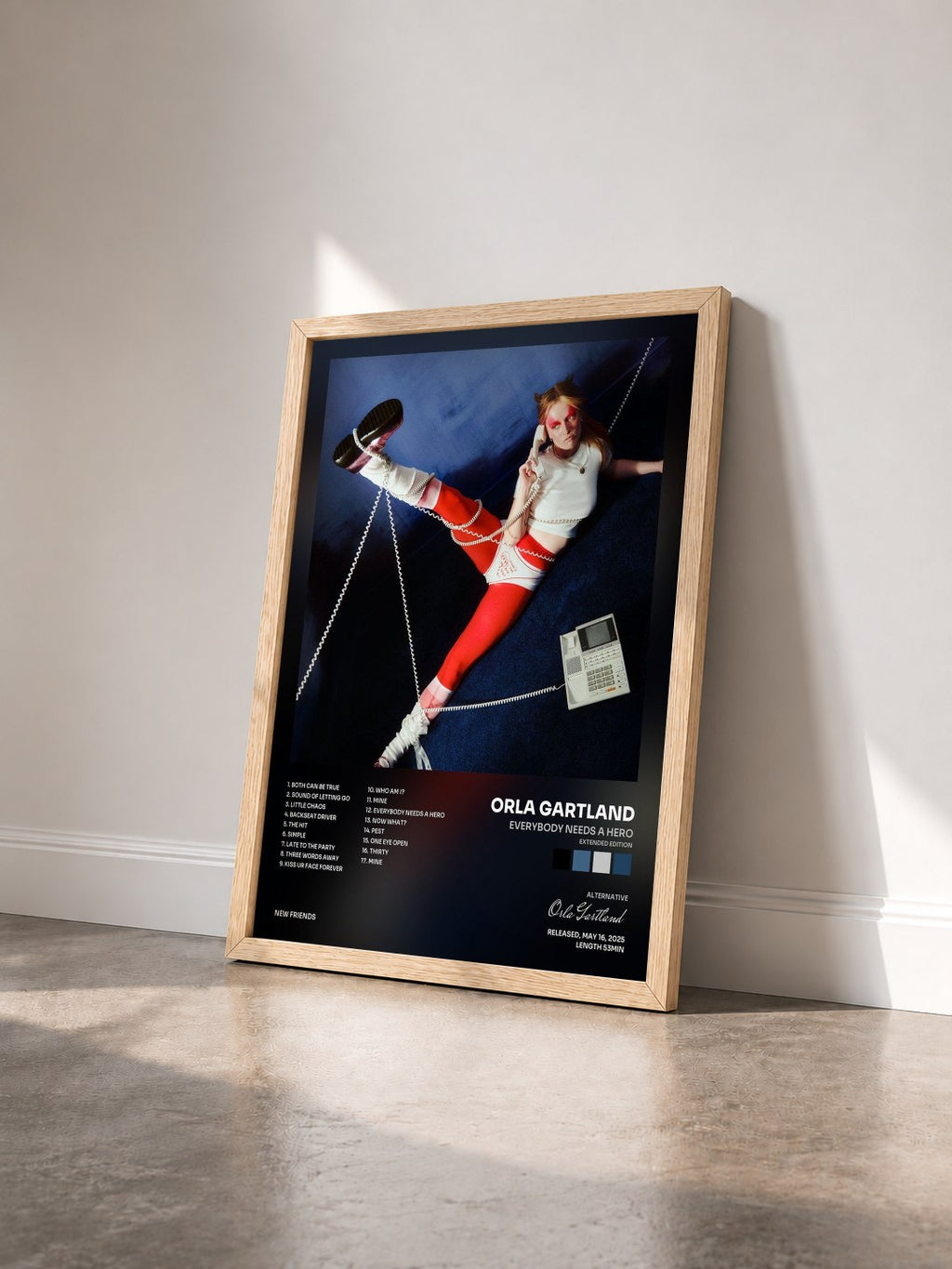 #bois Tableau de l'album Everybody Needs A Hero (Extended Edition) de Orla Gartland vu de trois quarts, cadre en bois brut