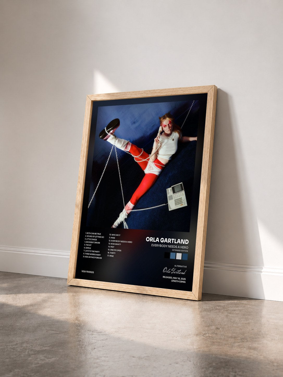 #bois Tableau de l'album Everybody Needs A Hero (Extended Edition) de Orla Gartland vu de trois quarts, cadre en bois brut