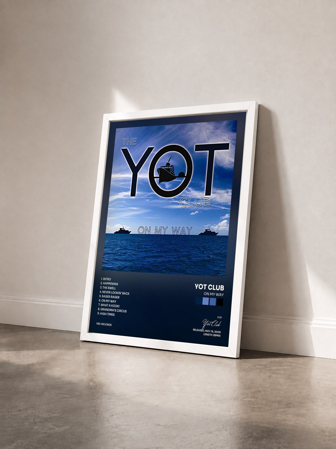 #blanc Tableau de l'album On My Way de Yot Club vu de trois quarts, cadre blanc