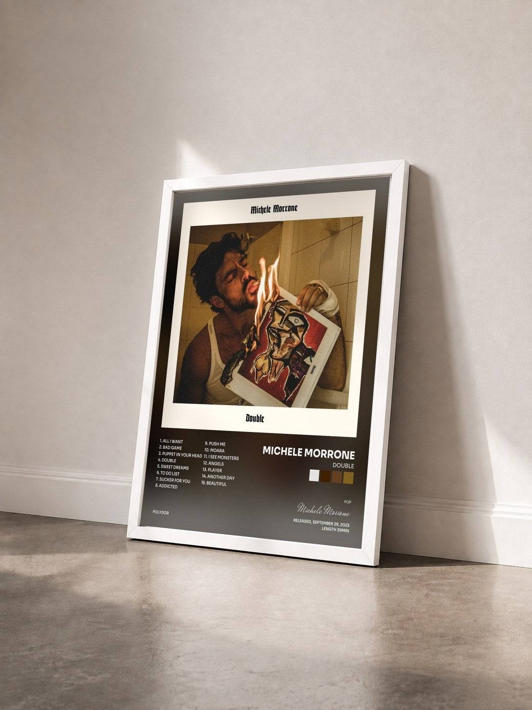 #blanc Tableau de l'album Double de Michele Morrone vu de trois quarts, cadre blanc