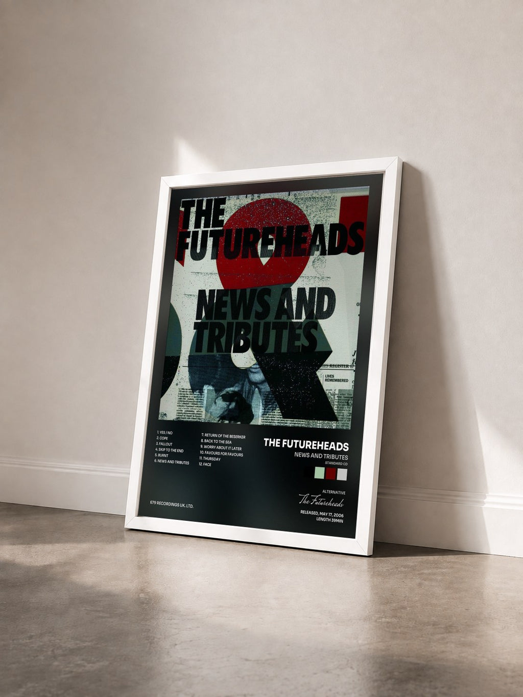 #blanc Tableau de l'album News And Tributes (Standard CD) de The Futureheads vu de trois quarts, cadre blanc