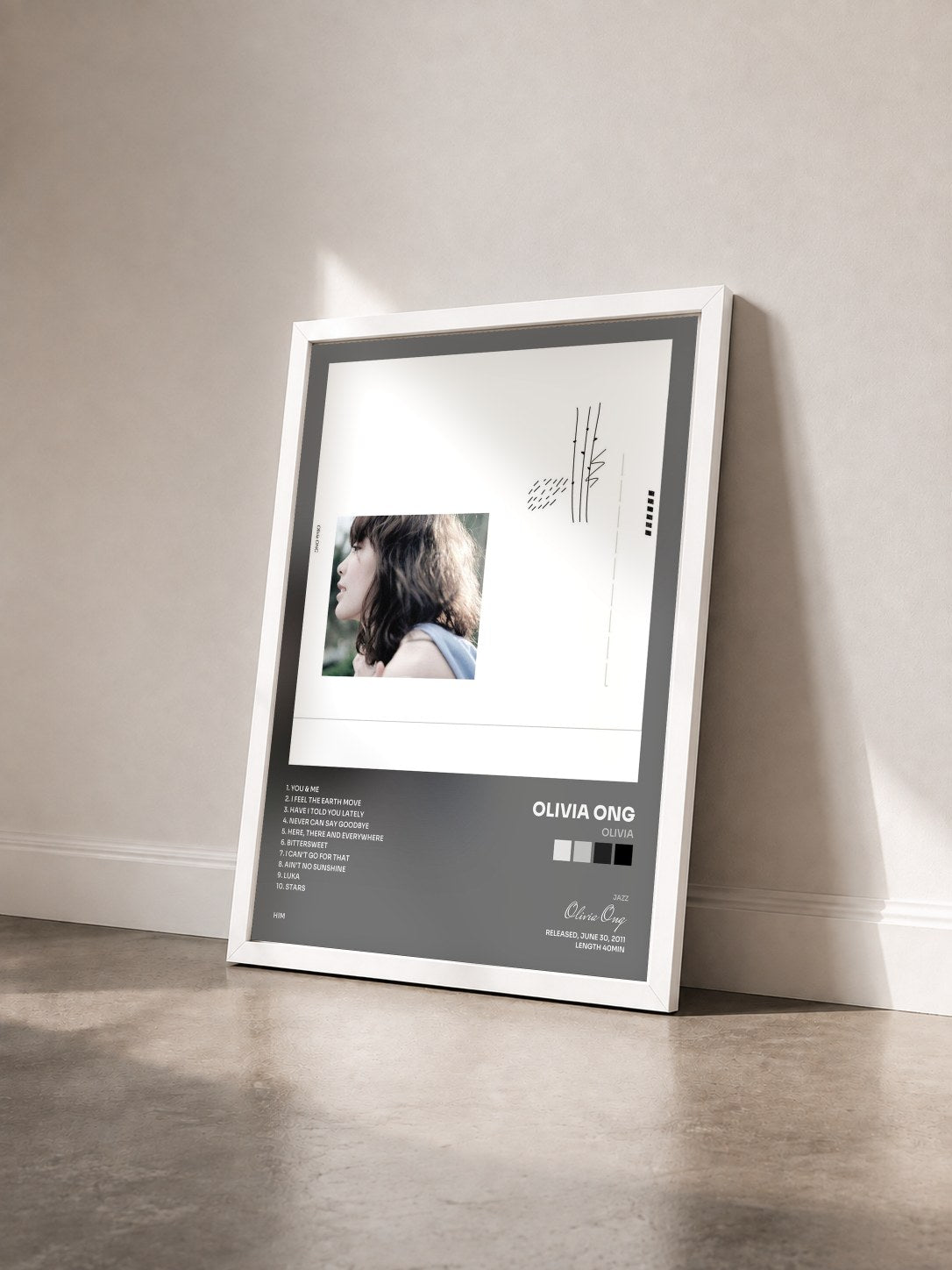 #blanc Tableau de l'album Olivia de Olivia Ong vu de trois quarts, cadre blanc
